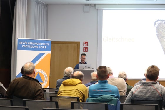 Rückblick gehalten und Gleitschnee erläutert: Lukas Rastner vom Lawinenwarndienst im Landesamt für Meteorologie und Lawinenwarnung beim gestrigen Auftakt zur neuen Wintersaison. (Foto: LPA/Maja Clara)