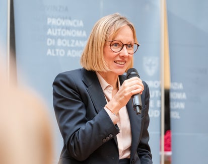 Magdalena Amhof, die Landesrätin für Europa, Arbeit und Personal, zeigt sich solidarisch mit den Kulturschaffenden, die aufgrund der nicht mehr stattfindenden Schulausflüge in Schwierigkeiten geraten sind. Es sei nun an der Zeit, diese Form der Protestmaßnahmen zu beenden, betont Amhof. (Foto: Bernhard Aichner)