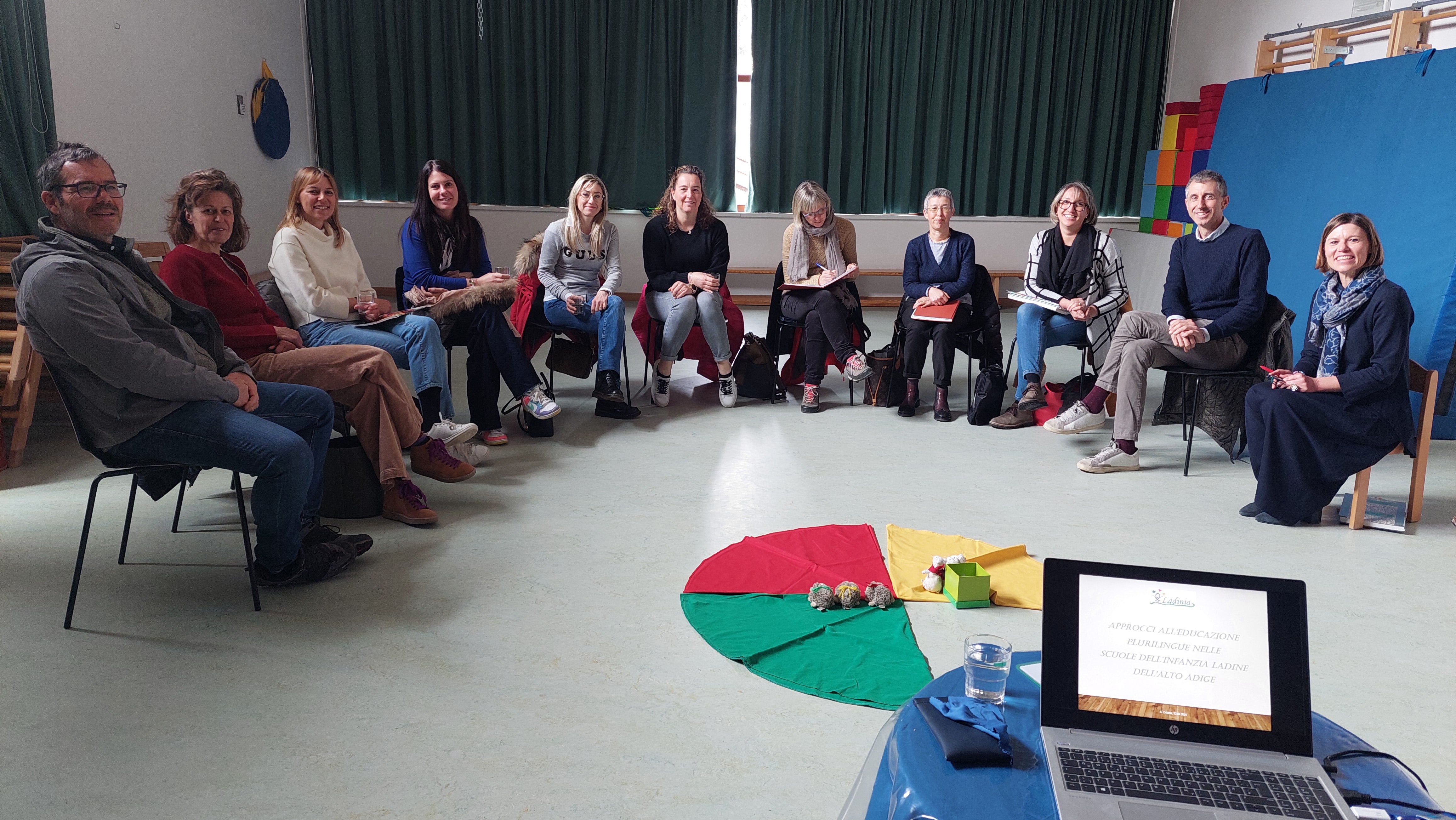 Una delegazione della scuola ladina di Fassa in Trentino ha visitato recentemente la scuola dell’infanzia di Santa Cristina in Val Gardena per familiarizzare con l’approccio educativo plurilingue. (Foto: ASP/Direzione scuole ladine)