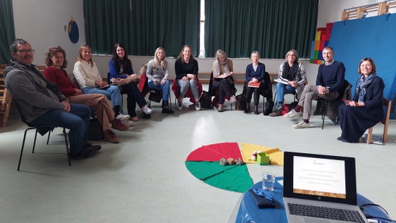 Una delegazione della scuola ladina di Fassa in Trentino ha visitato recentemente la scuola dell’infanzia di Santa Cristina in Val Gardena per familiarizzare con l’approccio educativo plurilingue. (Foto: ASP/Direzione scuole ladine)