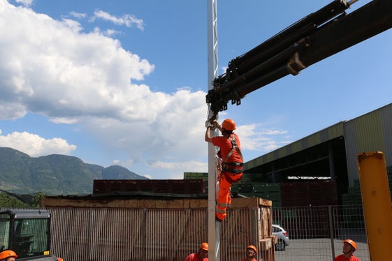 Gli operai impegnati nei lavori di elettrificazione della linea ferroviaria della Val Venosta, a Marlengo. (Foto: ASP/Patrick Thaler)
