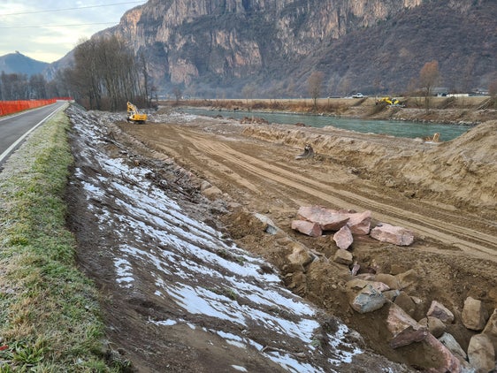 Rinforzando gli argini dell'Adige con pietre ciclopiche, la stabilizzazione del torrente aumenta la protezione dalle piene. la foto è stata scattata durante la costruzione del muro di protezione degli argini nel tratto dell'Adige nel comune di Bronzolo. (Foto: USP/Ufficio Sistemazione bacini montani sud, Agenzia per la protezione civile) 