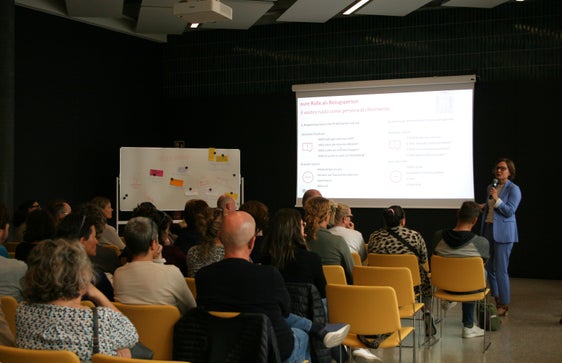 Le aziende dell’Alto Adige auspicano un sostegno per l’inserimento delle persone con disabilità; ciò è emerso con sempre maggiore evidenza negli ultimi tempi. Il nostro Ufficio considererà questo compito una priorità nei prossimi anni e adeguerà l’offerta di conseguenza, annuncia Magdalena Oberrauch (nella foto a destra), direttrice dell’Ufficio Integrazione lavorativa della Provincia Autonoma di Bolzano. (Foto: BIA)
