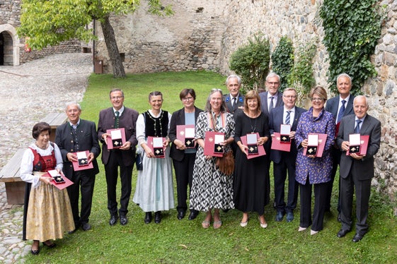 I dieci altoatesini premiati con la Croce al Merito del Tirolo. Sono presenti anche tre tirolesi insigniti con la Croce al Merito con origini altoatesine, Helmut Ellemunter, Günther Ennemoser e Geltrude Felder (Foto: Land Tirol/Die Fotografen)