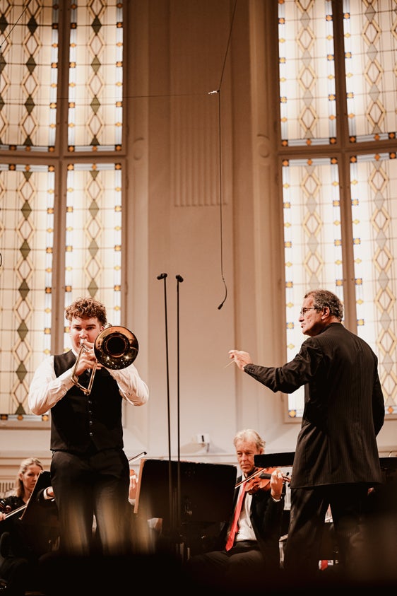 Beim Konzert der Preisträger am Sonntag, 19. Oktober, interpretierte Jonas Taschler mit den Wiener Symphonikern unter der Leitung von Martin Kerschbaum&nbsp;im Mozart-Saal des Wiener Konzerthauses Nino Rotas Posaunenkonzert. (Foto: LPA/Wiener Symphoniker WSY/Amar Mehmedinovic)