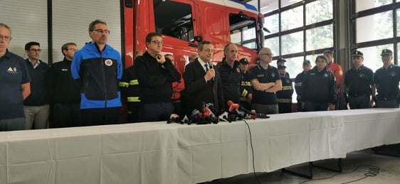 Machten sich am gestrigen Montag (4. Juli) in der Einsatzzentrale in Canazei ein Bild von den schwierigen Bergungsarbeiten: (v.l.) LH Kompatscher, LH Fugatti, Ministerpräsident Draghi, Präsident der Region Venetien Zaia und der Leiter des italienischen Zivilschutzressorts Fabrizio Curcio. (Foto: CNSAS)