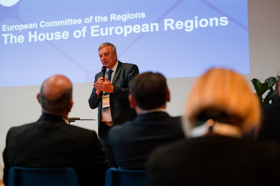 Petr Blížkovský, segretario generale del Comitato Europeo delle Regioni, alla plenaria sulle reti comunali (Foto: EFA/Elisabeth Mandl)