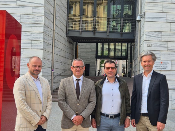 Günther Walcher (secondo da destra) è il nuovo direttore dell’Ufficio Catasto di Bolzano. Nella foto (da destra) con il direttore della Ripartizione Libro fondiario e catasto Peter Kasal, l'assessore provinciale Christian Bianchi e il direttore di Dipartimento Daniel Bedin. (Foto: Ripartizione Libro fondiario e catasto)