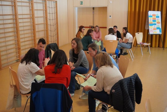 Die Mitglieder der Frühe-Hilfen-Teams aus ganz Südtirol haben sich bei einem Netzwerktreffen unter anderem zu guten Praktiken und gemeinsamen Herausforderungen ausgetauscht. (Foto: LPA/Alessia Rattin)