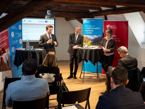 Da sinistra l'assistente dell'Istituto per il federalismo di Innsbruck Florian Klebelsberg, il professor Obwexer e la professoressa Happacher nel corso della presentazione del Monitor delle competenze Euregio. (Foto: USP/Fabio Brucculeri)