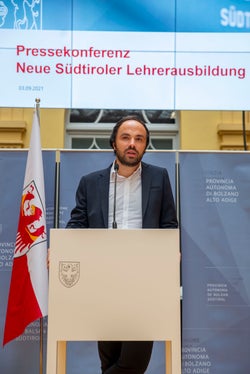 LR Achammer: Unser in den vergangenen Jahren entwickeltes Ausbildungssystem stellt die Praxis in den Mittelpunkt: mit Qualität in der Ausbildung, Planbarkeit und Sicherheit. (Foto: LPA/Barbara Franzelin)