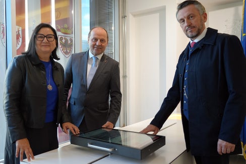 Il vicepresidente del Tirolo Josef Geisler (al centro) ha provato assieme a Brigitte Truschnegg e Kurt Scharr (entrambi Università di Innsbruck) la linea temporale digitale della mostra sull’Euregio a Innsbruck. (Foto: Land Tirol/Sidon)