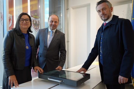 Il vicepresidente del Tirolo Josef Geisler (al centro) ha provato assieme a Brigitte Truschnegg e Kurt Scharr (entrambi Università di Innsbruck) la "linea temporale" digitale della mostra sull’Euregio a Innsbruck. (Foto: Land Tirol/Sidon)