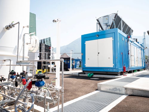 Completata in dodici mesi, nel rispetto delle scadenze del&nbsp;PNRR, la nuova infrastruttura comprende un impianto da&nbsp;2 MW&nbsp;per la produzione di idrogeno verdee un parco fotovoltaico dedicato da&nbsp;1,5 MW, in grado di generare annualmente circa&nbsp;1,89 GWh&nbsp;di energia rinnovabile. L’impianto potrà produrre almeno&nbsp;360 chilogrammi di idrogeno al giorno, destinati ad alimentare il trasporto pubblico locale e le stazioni di rifornimento di Bolzano e Merano. (Foto: USP/Fabio Brucculeri)