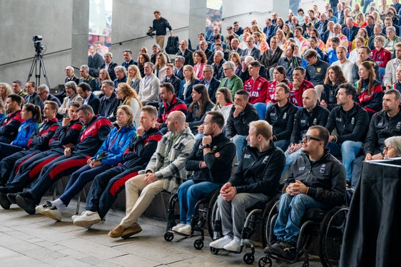 Zahlreiche Gäste im NOI Techpark bei der Feier für Südtiroler Athletinnen und Athleten, die an den Olympischen und Paralympischen Spielen Mailand Cortina teilgenommen haben. (Foto: LPA/Manuela Tessaro)