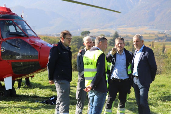 Landesrat Luis Walcher (Mitte) im Gespräch mit (von links) dem stellvertretenden Direktor des Landesverbandes der Freiwilligen Feuerwehren Südtirols Thomas Huber, dem Direktor des Landesverbandes der Freiwilligen Feuerwehren Südtirols Christoph Oberhollenzer, dem stellvertretenden Kommandanten der Berufsfeuerwehr Andrea Lazzarotto, dem Präsidenten des Landesverbandes der Freiwilligen Feuerwehren Südtirols Wolfram Gapp (Foto: LPA/Maja Clara)