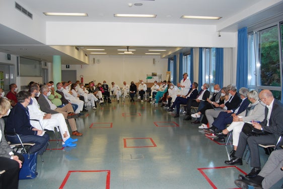 Am Krankenhaus Meran hat sich Landeshauptmann Kompatscher mit Mitarbeiterinnen und Mitarbeitern über aktuelle Herausforderungen ausgetauscht. (Foto: Südtiroler Sanitätsbetrieb)