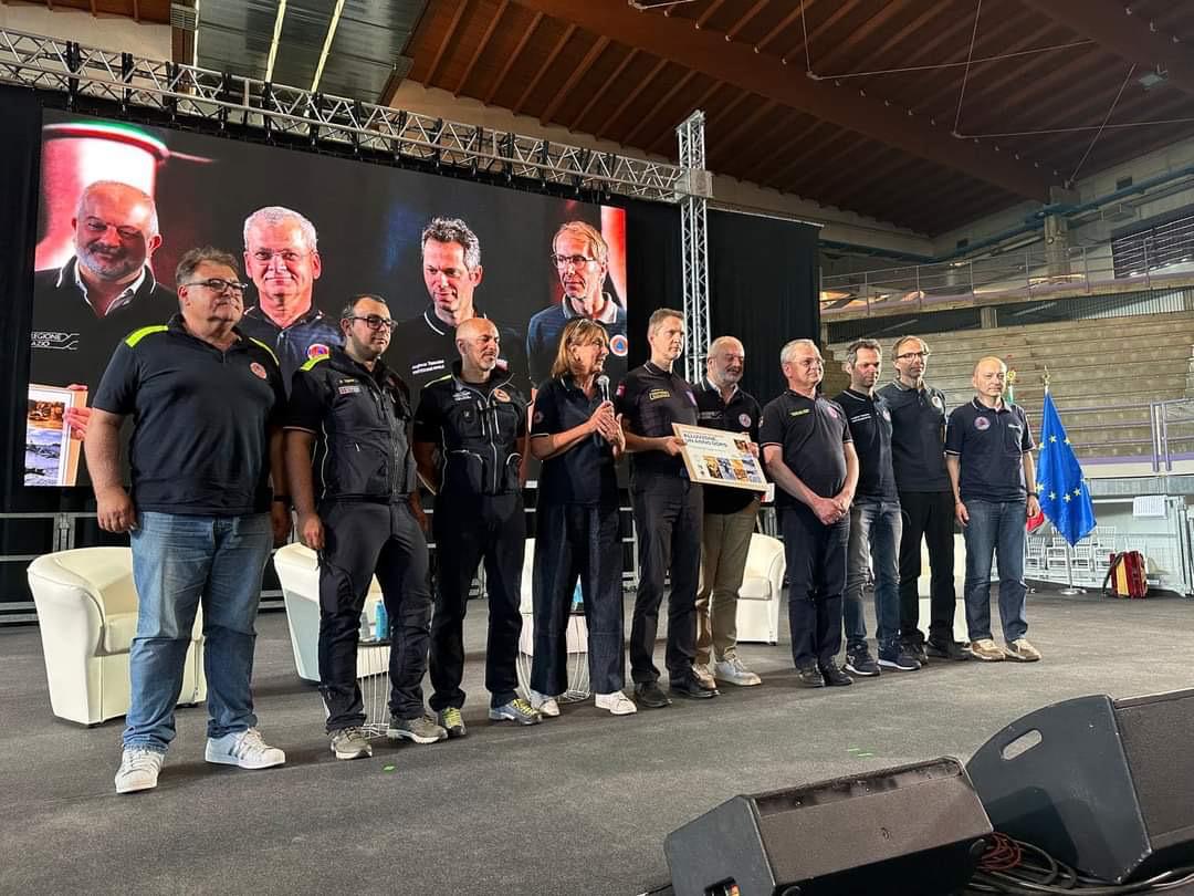 In Faenza in der Provinz Ravenna wurde ein Jahr nach dem verheerenden Hochwasser eine Dankesfeier für alle Hilfskräfte organisiert. Für Südtirol nahm der Direktor der Agentur für Bevölkerungsschutz Klaus Unterweger (2.v.re.) stellvertretend den Dank entgegen. (Foto: LPA)