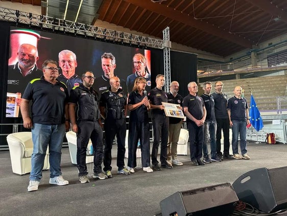 In Faenza in der Provinz Ravenna wurde ein Jahr nach dem verheerenden Hochwasser eine Dankesfeier für alle Hilfskräfte organisiert. Für Südtirol nahm der Direktor der Agentur für Bevölkerungsschutz Klaus Unterweger (2.v.re.) stellvertretend den Dank entgegen. (Foto: LPA)