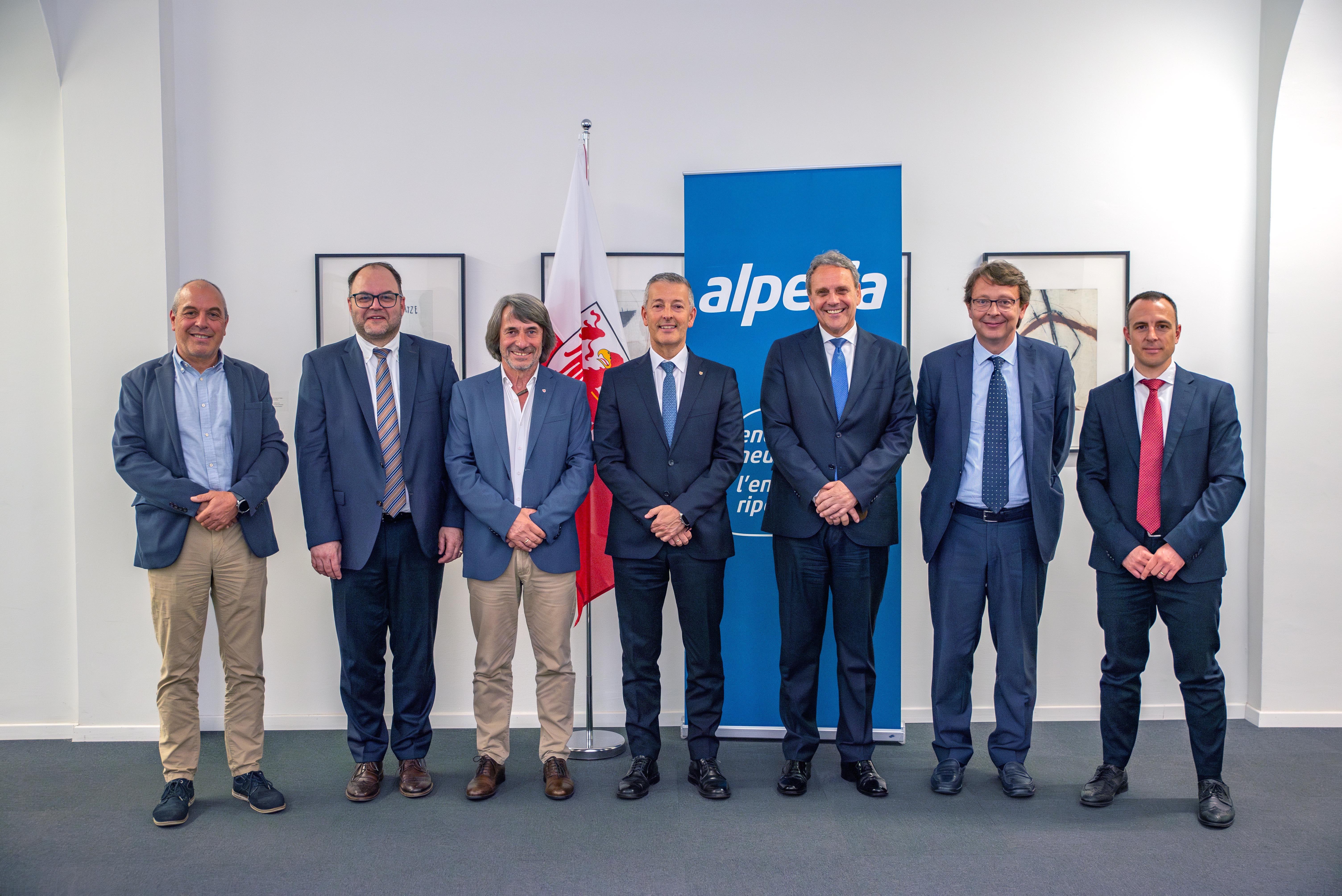 Ab 1. Juli kommt die dem Land Südtirol gemäß Autonomiestatut zustehende unentgeltliche Energie Südtirols Krankenhäusern direkt zugute - im Bild (v.l.) Helmuth Schwarz (Landesumweltagentur), Christian Kofler (Sanitätsbetrieb), LR Messner, LR Brunner,  Alperia-Generaldirektor Luis Amort, Mario Trogni (Alperia Greenpower) und Alessandro Randon (Alperia Smart Services). (Foto: LPA/Greta Stuefer)