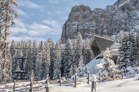 La Conferenza dei servizi dell'Agenzia provinciale per l'Ambiente ha dato parere positivo alla ristrutturazione della funivia Tires-Malga Frommer: nella foto la stazione a monte (Foto: Carezza Dolomites/Helmuth Rier)