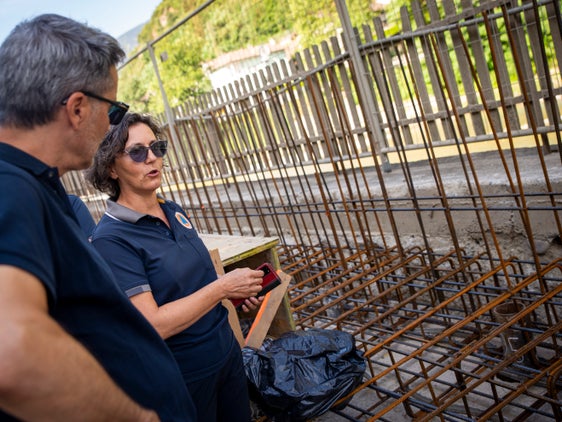 La responsabile del sito Caterina Ghiraldo a colloquio con il presidente della Provincia e assessore alla Protezione civile Arno Kompatscher. (Foto: ASP/Fabio Brucculeri)