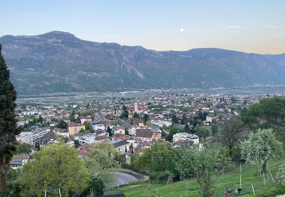 All'inizio e alla fine del mese di maggio il caldo l'ha fatta da padrone in Alto Adige, mentre nel resto del mese il clima è stato piovoso. L'immagine mostra Lana e la Valle dell'Adige all'inizio del mese di maggio. (Foto: USP/Carmen Kollmann)