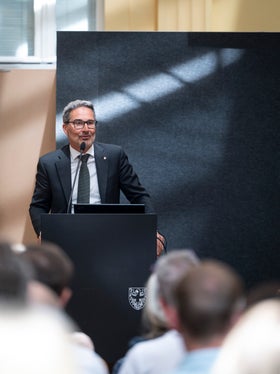 Der Bedarf an Pflege wird weiter steigen, weil wir viel mehr Lebenszeit, auch mehr Lebenszeit mit Pflegebedarf, haben, hielt Landeshauptmann Arno Kompatscher beim Treffen fest. (Foto: LPA/Fabio Brucculeri)