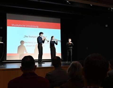 The Trumpet Monarchs mit Paulina Heiss, Lorenz Larcher und Josef Mutschlechner gestalteten die Herbsttagung musikalisch. (Foto: LPA/Deutsche Bildungsdirektion/Margit Pichler)