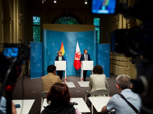 Landeshauptmannstellvertreterin Rosmarie Pamer hat heute (4. Juni) gemeinsam mit Landesrat Achammer die wichtigsten Beschlüsse der Landesregierung vorgestellt - unter anderem jene zur Festlegung der Stellenkontingente der Bezirksgemeinschaften. (Foto: LPA/Fabio Brucculeri)