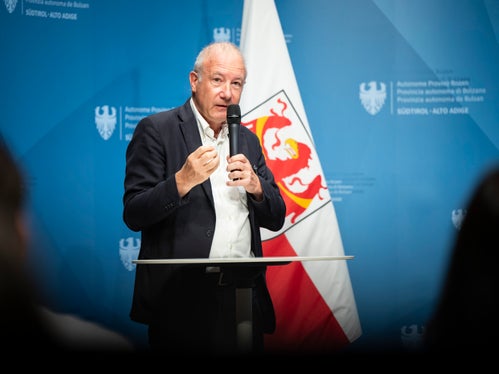 Der Präsident der Stiftung Sparkasse Stefan Pan verwies auf die Förderung der Drohnen durch die Stiftung Sparkasse. (Foto: LPA/Fabio Brucculeri)