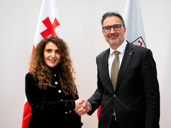 Landeshauptmann des Landes Südtirol, Arno Kompatscher, begrüßte die Generalkonsulin Georgiens in Mailand, Natalia Kordzaia. (Foto: LPA/Fabio Brucculeri)