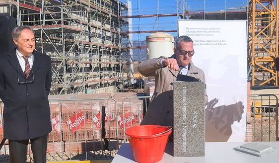 Landesrat Christian Bianchi bei der Grundsteinlegung. (Foto: LPA/Thomas Laconi)