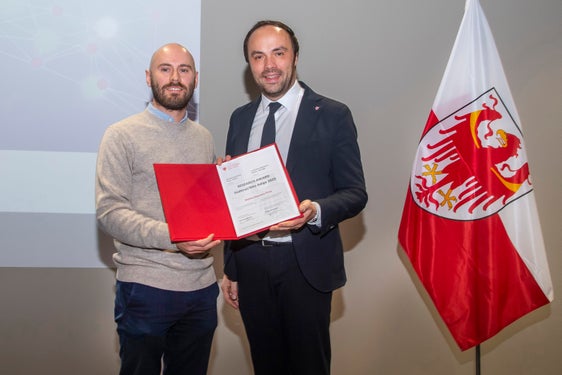 Forschungslandesrat Philipp Achammer mit dem Preisträger des Junior Research Award 2025 Matteo Prina. Am 17. April hat die Landesregierung Änderungen an den Richtlinien der Kriterien vorgenommen, und dabei unter anderem eingeführt, dass künftig der Women in Science Award eigenständig und in den Kategorien "Junior" und "Senior" vergeben wird. (Foto: LPA/Othmar Seehauser)