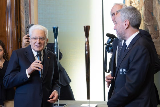 A due settimane dall’inizio dei Giochi Olimpici Invernali di Milano Cortina 2026 e ad un mese dall’appuntamento con i Giochi Paralimpici, il Presidente della Repubblica Sergio Mattarella (nella foto il primo da sinistra) ha incontrato al Quirinale una delegazione della Fondazione Milano Cortina, guidata dal presidente Giovanni Malagò (al centro) e dall'amministratore delegato Andrea Varnier (primo da destra). (Foto: Quirinale.it)