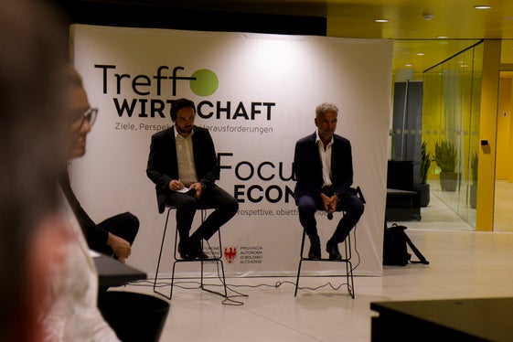 Landesrat Philipp Achammer und Landesrat Arnold Schuler bei der Veranstaltung Treffpunkt Wirtschaft in Bruneck: In angenehm lockerer Atmosphäre und bei einem Wirtschaftsfrühstück wurde rege diskutiert und informiert, über Aktuelles und Zukünftiges. (Foto: LPA/Peter Natter)