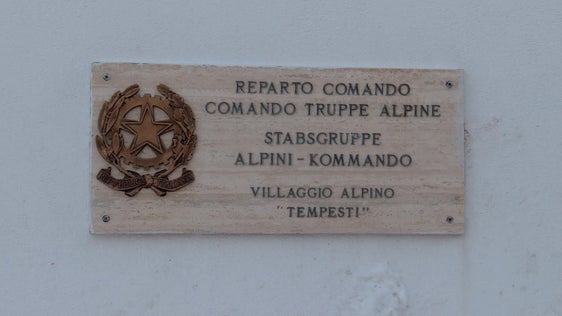 La targa del Villaggio alpino Tempesti, che si trova sulla strada statale per Passo Gardena (Foto: ASP/Gnews)