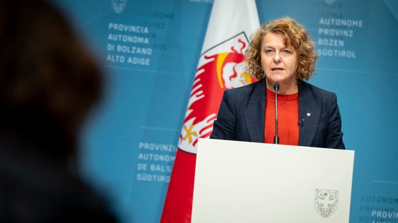 Landesrätin Rosmarie Pamer hat heute (5. Dezember) die am Dienstag von der Landesregierung beschlossenen Neuerungen für die Seniorenwohnheime vorgestellt. (Foto: LPA/Fabio Brucculeri)