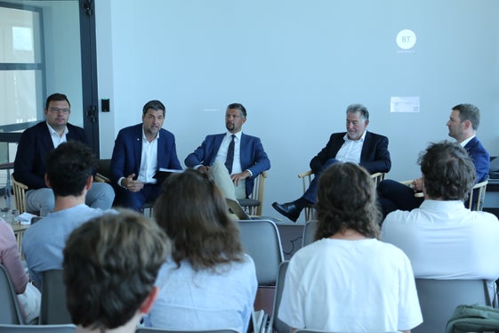 I rappresentanti del gruppo di lavoro sull'accessibilità Hansi Pichler, Helmuth Tauber, l'assessore provinciale Daniel Alfreider, il professor Thomas Bausch e Martin Vallazza concordano sulla necessità di aumentare la quota di passeggeri ferroviari in Alto Adige (Foto: ASP/Patrick Thaler)