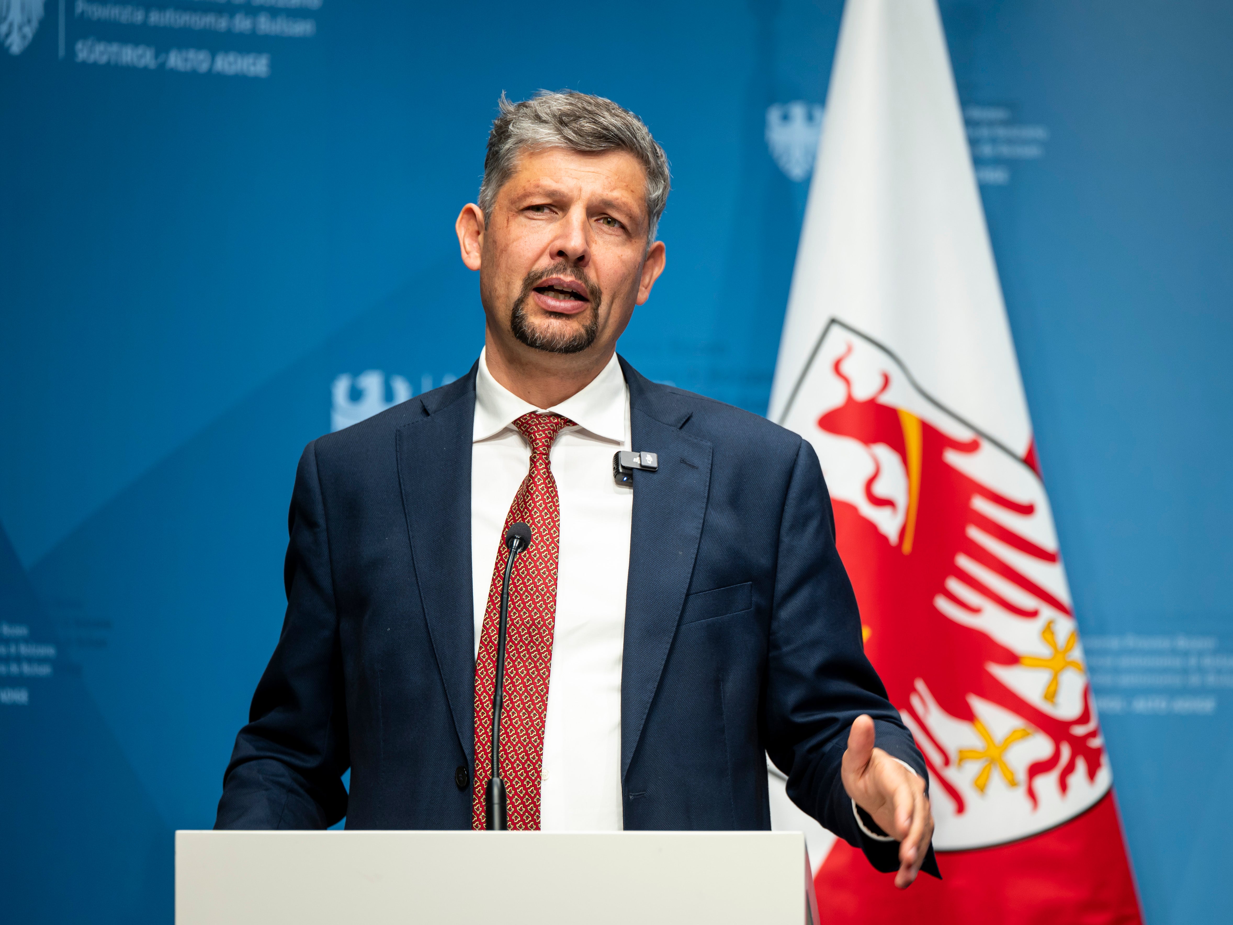 Infrastrukturen- und Mobilitätslandesrat Alfreider erklärt: Mit dieser Verlängerung sichern wir den durchgehenden Betrieb. Nach der öffentlichen Ausschreibung vergeben wir den Dienst dann bis 2042 oder 2043 in Abhängigkeit des Dauerverfahrens. (Foto: LPA/Fabio Brucculeri)
