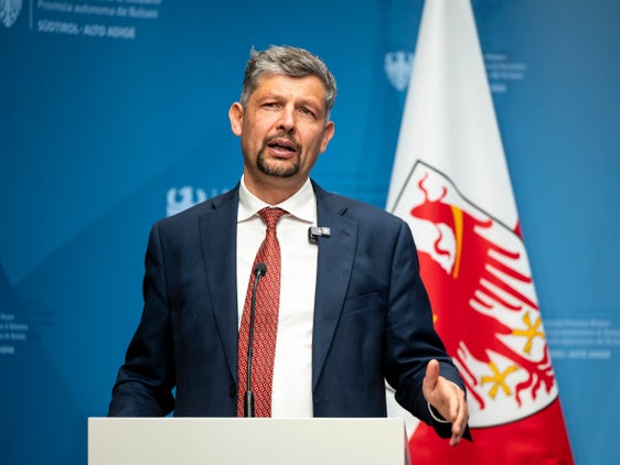 Infrastrukturen- und Mobilitätslandesrat Alfreider erklärt: "Mit dieser Verlängerung sichern wir den durchgehenden Betrieb. Nach der öffentlichen Ausschreibung vergeben wir den Dienst dann bis 2042 oder 2043 in Abhängigkeit des Dauerverfahrens". (Foto: LPA/Fabio Brucculeri)