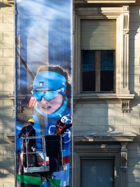 La biatleta Dorothea Wierer è la regina, anche fuori dalle piste, dello striscione olimpico affisso sulla facciata di Palazzo 1: (Foto: USP/Fabio Brucculeri)