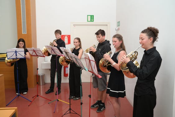 Die Prämierungsfeier gestaltete ein Hornsextett der Musikschule Bozen musikalisch. (Foto: LPA/Deutsche Bildungsdirektion/Margit Pichler)