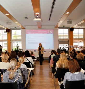 Die Koordinatorin des Wettbewerbs auf Landesebene Siglinde Doblander von der Pädagogischen Abteilung der Deutschen Bildungsdirektion moderierte die Veranstaltung. (Foto: LPA/Verena Hilber)