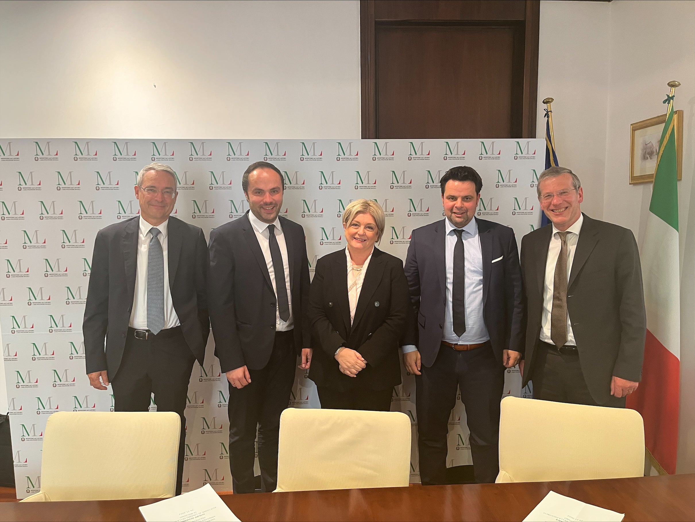 L'assessore provinciale Philipp Achammer all'incontro a Roma con la ministra del lavoro, Marina Elvira Calderone, insieme al senatore altoatesino Meinhard Durnwalder, al deputato Dieter Steger ed al giuslavorista Josef Tschöll (Foto: ASP/René Ploner)