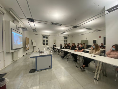 Brandaktuell: Um die internationale Zusammenarbeit bei Flüchtlingskrisen ging es bei dieser Videozuschaltung der Flüchtlingsbeauftragten bei der UNHCR, Marina Demetz. (Foto: Bildungsdirektion/Alessandro Montoro)