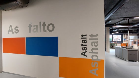 L’Ufficio Geologia e prove materiali, che fa capo al Dipartimento Edilizia Pubblica, da anni esegue analisi sui materiali per il settore asfalti per garantirne&nbsp;la qualità (Foto: ASP/Igor Cocca)