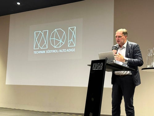 Josef T. Hofer, responsabile della transizione digitale e direttore della Ripartizione Informatica, ha sottolineato quanto sia importante coinvolgere tutte le parti interessate nello sviluppo della strategia. (Foto: IAA/Alessio Trazzi)