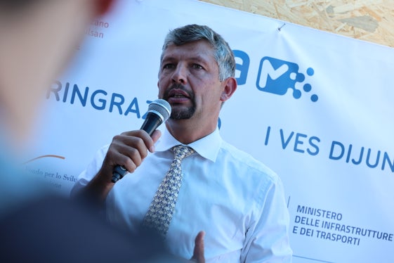 Die neue Haltestelle wird das gesamte Unterland besser anbinden. Wer nach Bozen Süd oder zum Flughafen möchte, kann künftig einfach hier aus dem Zug aussteigen, statt bis ins Stadtzentrum zu fahren und anschließend wieder zurück. Zudem schafft das Projekt die Voraussetzungen für eine eigene Busspur, die das Gebiet noch besser mit der Stadt verbindet. Auch der Radweg verbindet die beiden Gemeinden und ihre Ortsteile besser miteinander, sagte Infrastrukturen- und Mobilitätslandesrat Daniel Alfreider.  (Foto: LPA/Ingo Dejaco)