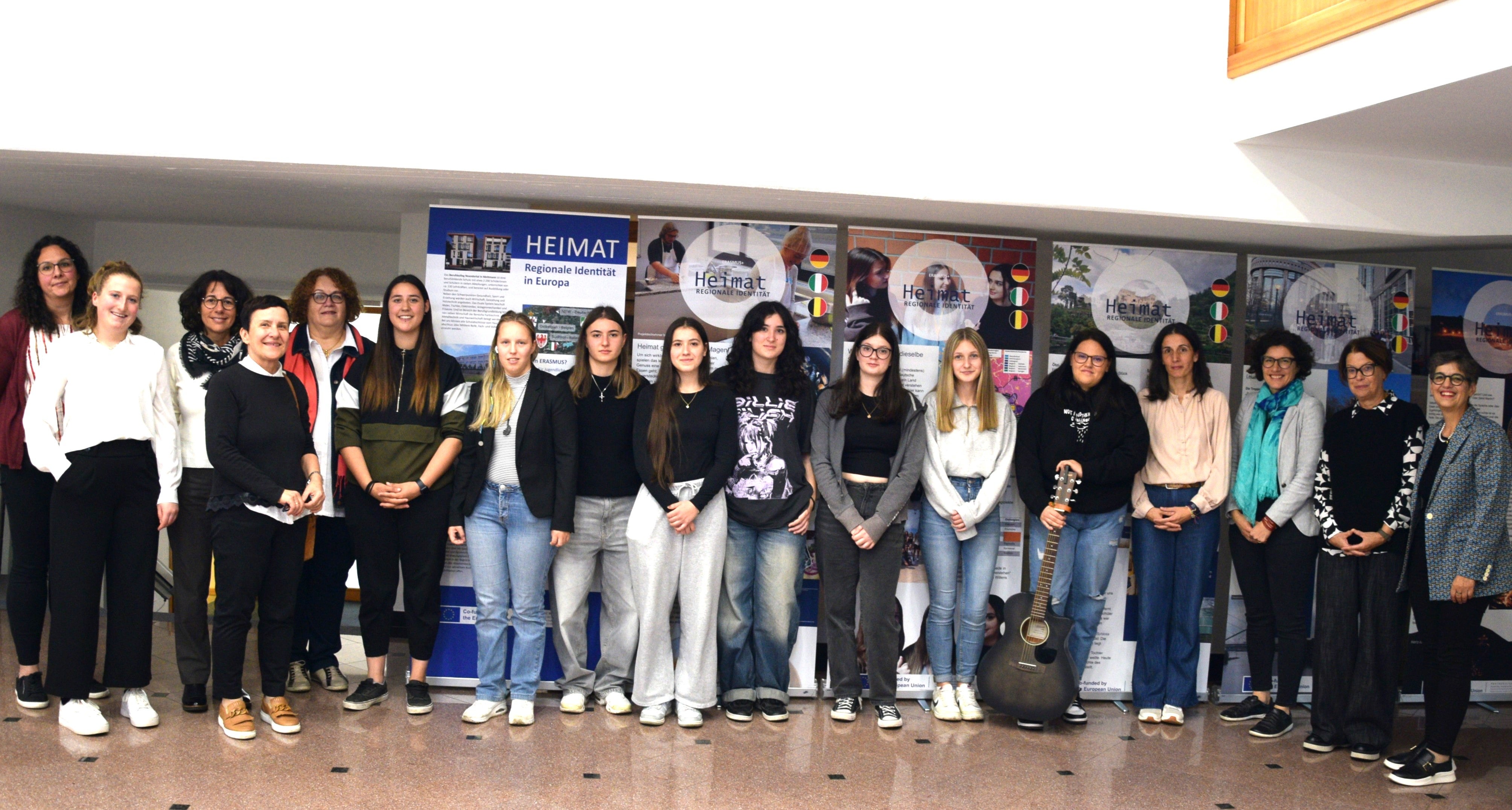 Feier mit Rück- und Ausblick: (von links) Irene Eschgfäller, Gitarre; Marion Unterholzner – Teilnehmerin 2022-23; Schulleiterin Christine Holzner; Theresia Haas Dalsant, Wanderungen; Monika Gufler Del Rosso, Backworkshop; Annalena Engl, Isabella Drescher, Bojana Kitanova, Magdalena Kröll und Daniela Gruber, Teilnehmerinnen 2023/24; Anna Schwienbacher und  Elisa Pamer, Gesang; Eva Oberperfler, Gitarre; Tanja Rastner, Pädagogische Abteilung; Barbara Moroder, Handelskammer; Gertrud Verdorfer, Mitinitiatorin des Erasmus+ Heimat Projekts als Leiterin der Pädagogischen Abteilung; Projektleiterin Christine Gutgsell (Foto: LPA/Fachschule Tisens)